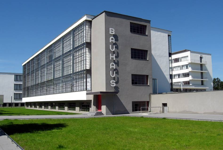 Bauhaus. В переводе с немецкого означает "строительный дом"
